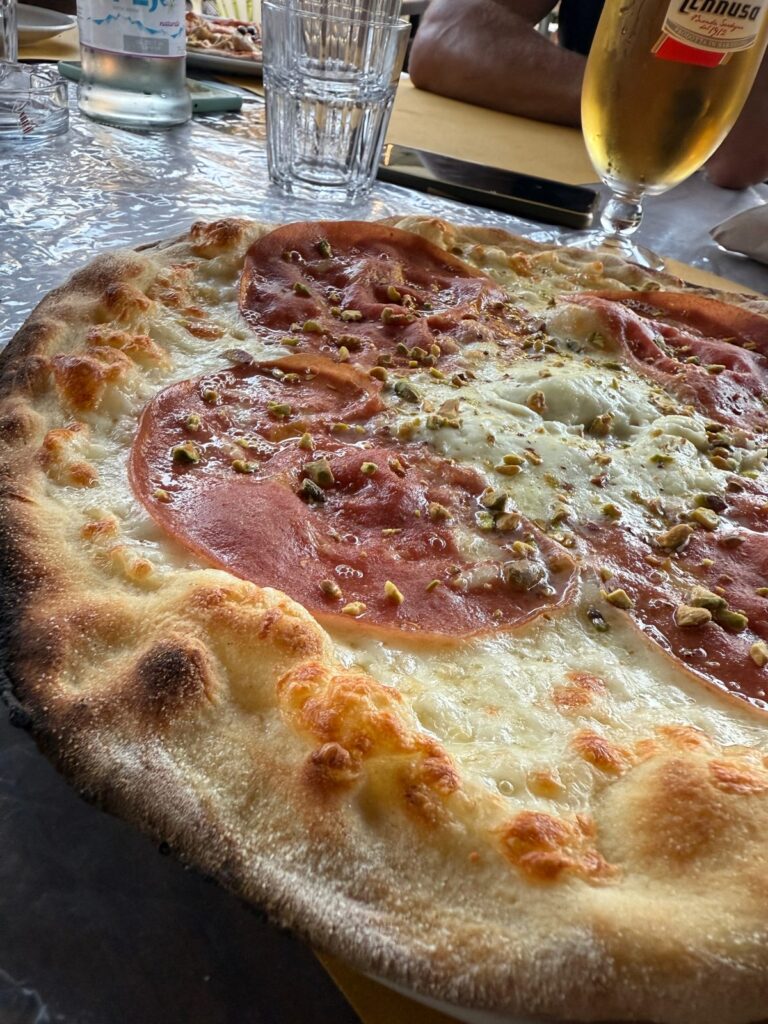 Toskańska pizza na cienkim cieście