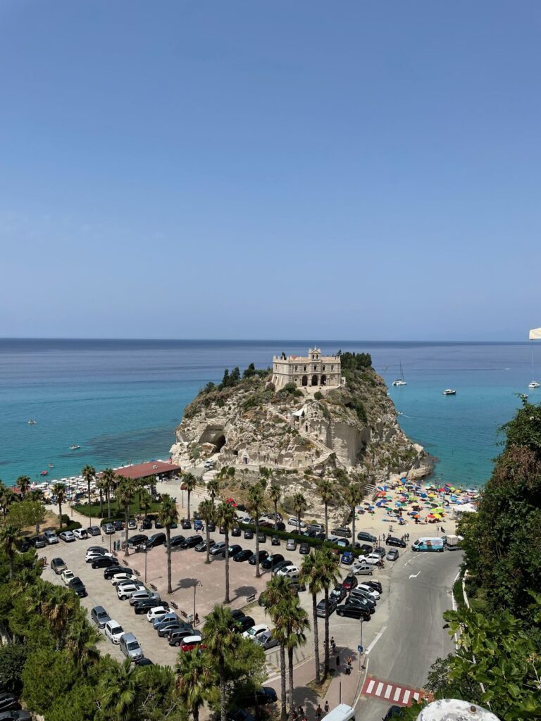 Sanktuarium Santa Maria dell’Isola i plaże Tropei z góry