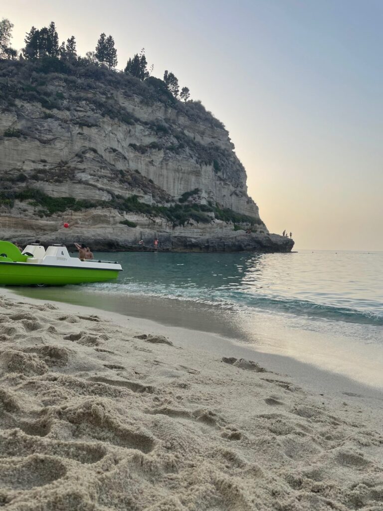 Klif nad plażą w Tropei