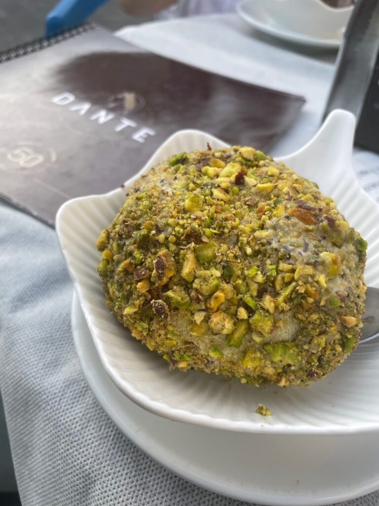 Lody tartufo z pistacjami w lodziarni Dante w Pizzo