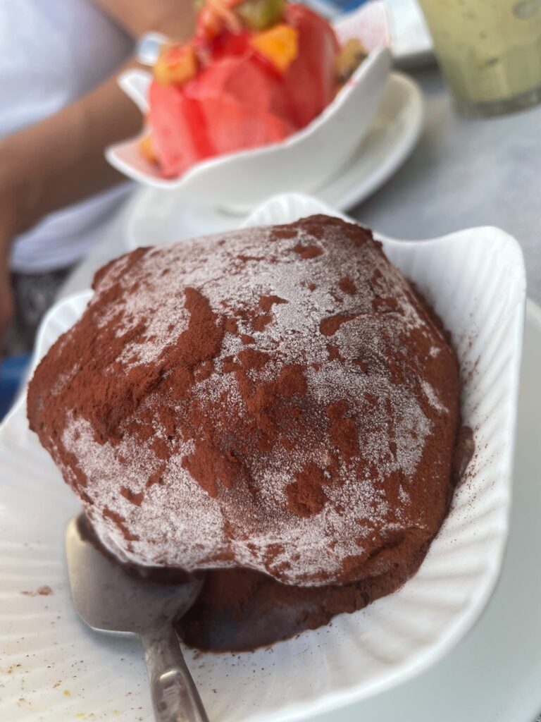 Klasyczne tartufo posypane kakao w Pizzo