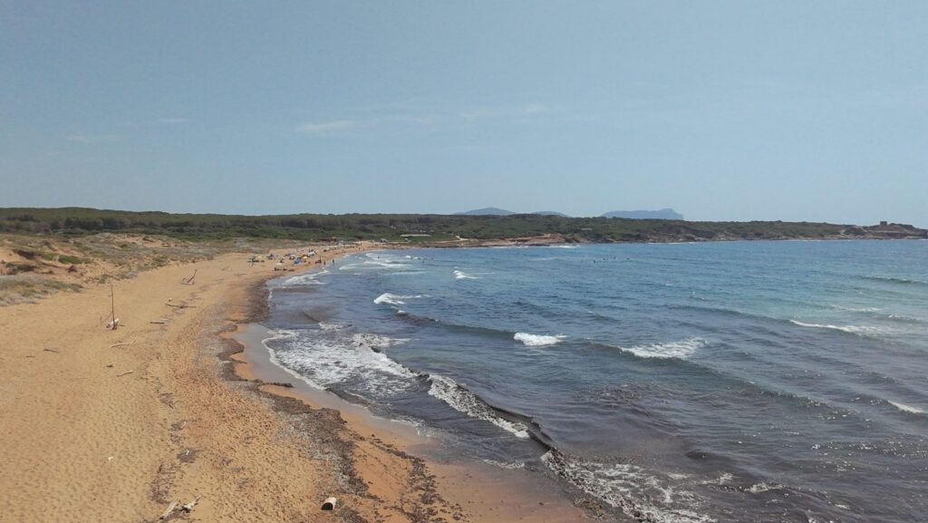 Szeroka dzika plaża na wybrzeżu Sardynii
