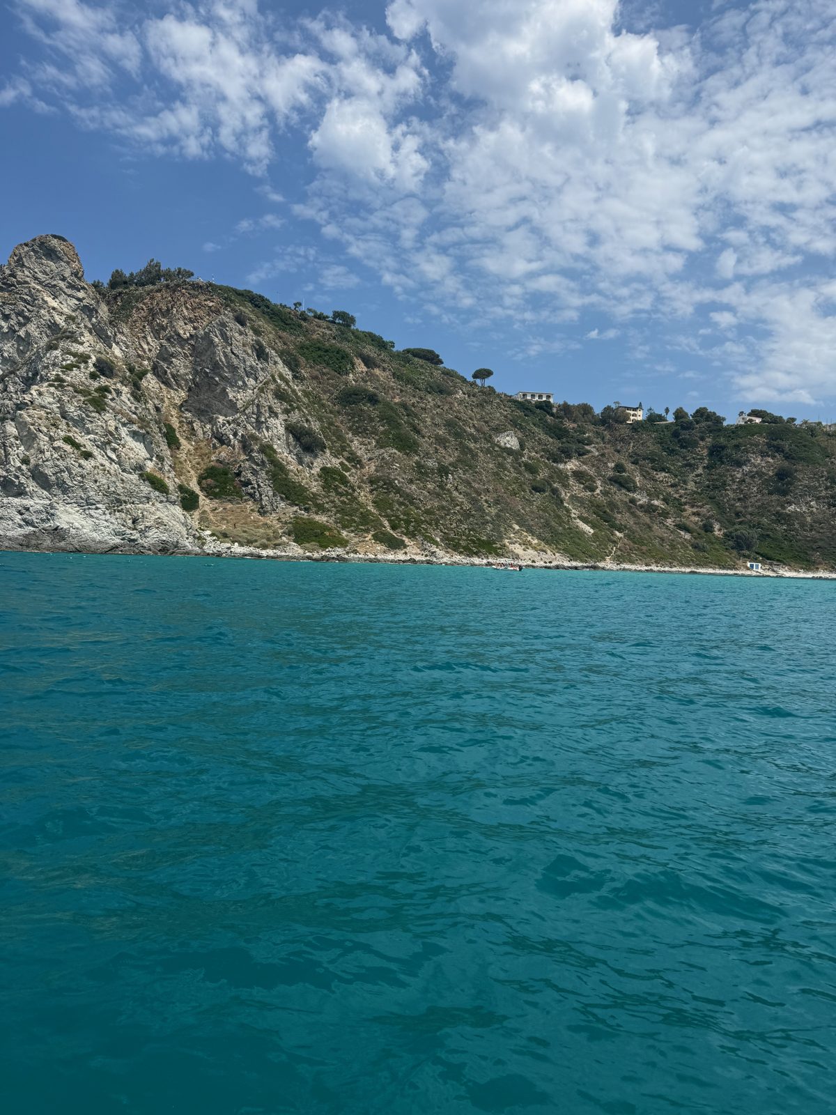 Skaliste wybrzeże Kalabrii w okolicy Capo Vaticano