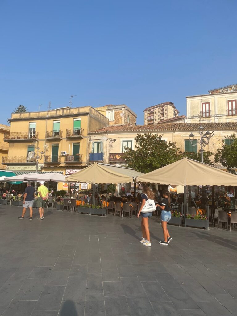 Plac w Pizzo z lodziarniami i kawiarniami