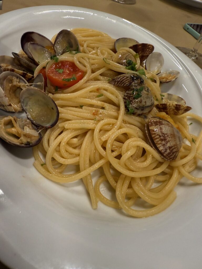 Spaghetti alle vongole z pomidorkami