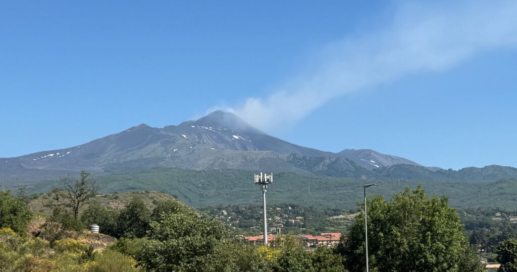 Etna z dymiącym szczytem widziana z Trecastagni
