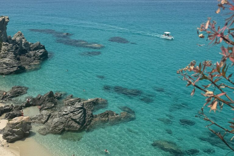 Turkusowa woda i skały przy plaży Paradiso del Sub w Zambrone widziane z klifu