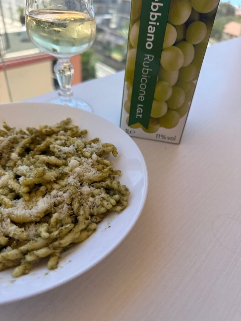 Talerz trofie z pesto, kieliszek białego wina i litrowy karton Trebbiano Rubicone IGT 11% vol